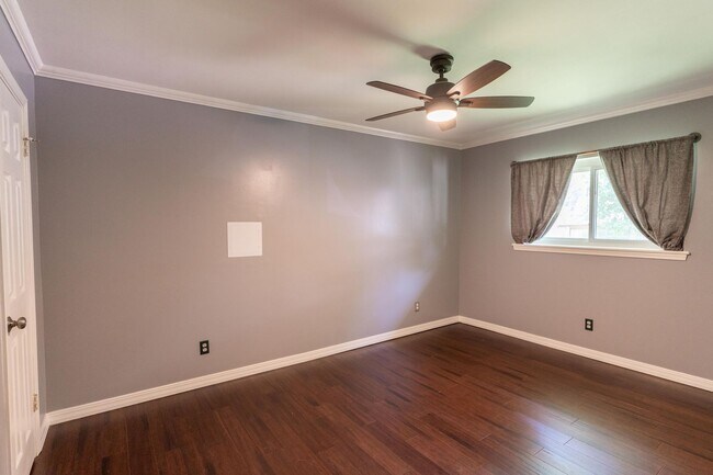 Building Photo - Charming 3 Bedroom Home in Dogwood Hills