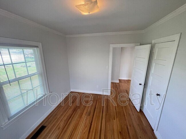 Building Photo - 2233 Oak Dr