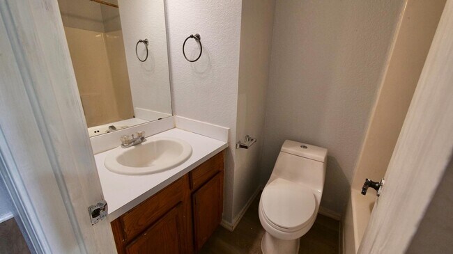 Building Photo - 1021 Periwinkle Dr