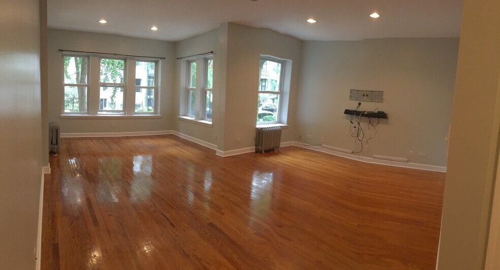 Living Room - 3526 N Reta Ave