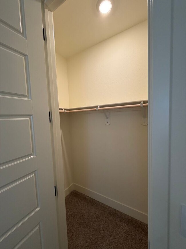 Building Photo - 4021 W Sunnyview Ave