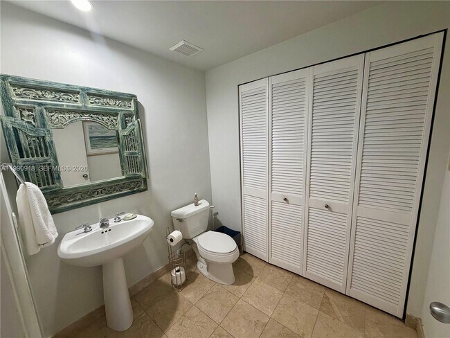 Building Photo - 801 Brickell Key Blvd