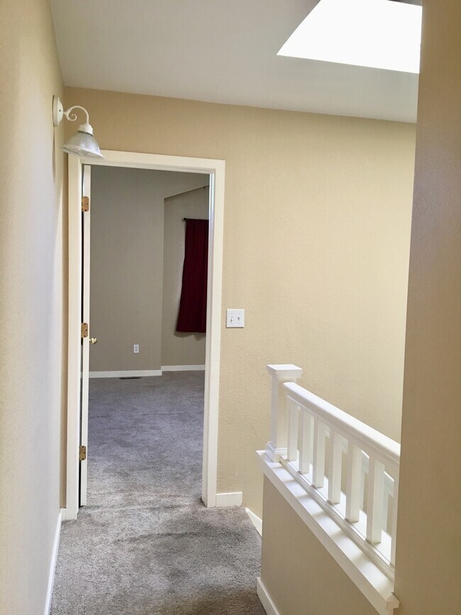 Building Photo - Gorgeous and Spacious Townhome in Waneka L...