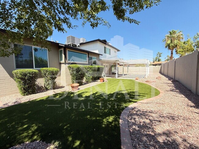 Building Photo - 811 E Chilton Dr
