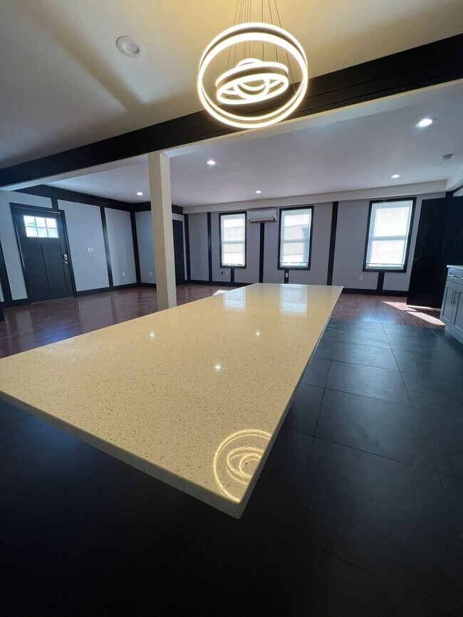 Building Photo - 306 Exchange