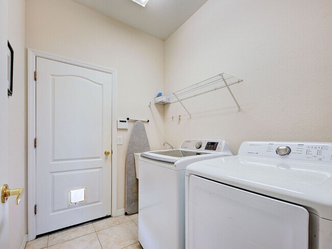 Building Photo - 3BD/2BA/3 Car Garage in Stoneybrook