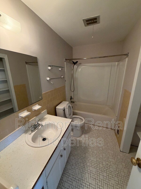 Building Photo - 2121 Lauderdale Dr