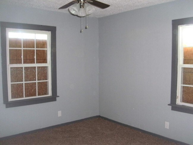 Building Photo - 2468 N Vandalia Ave