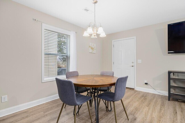 Building Photo - 2927 Watauga Rd