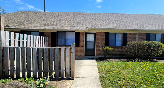 Primary Photo - Beautiful 2 bedroom 1.5 bath Condo with at...