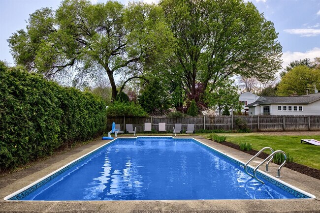 Building Photo - 10 James Dr