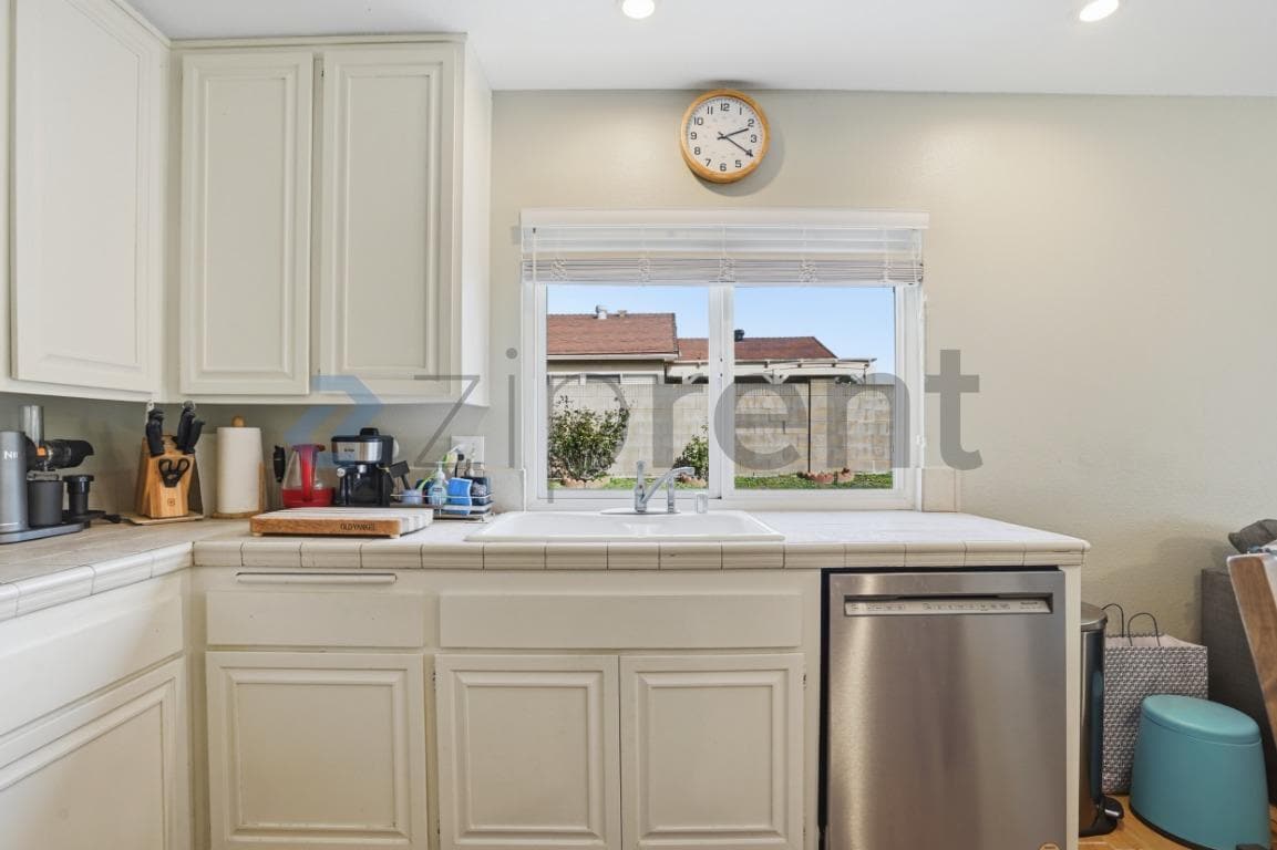 Building Photo - 2134 Latham St