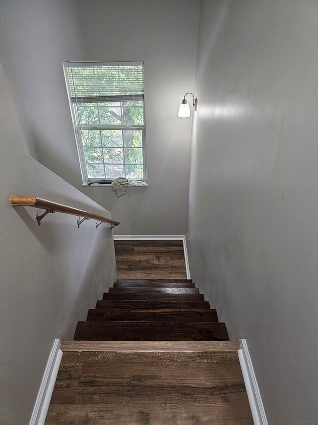 Building Photo - 1737 Moses Ave