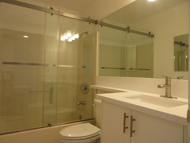 Building Photo - **REDUCED PRICE** and 2nd Month Free! Canoga Park condo on Eton Ave