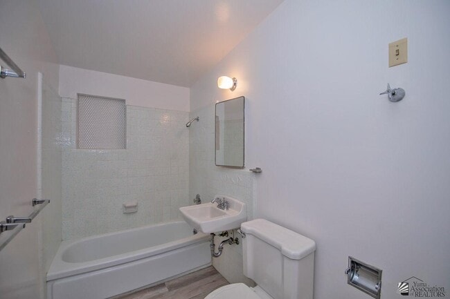 Building Photo - 252 W Lowell Dr