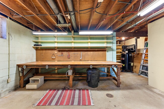 Building Photo - 3424 Silver Lake Rd NE