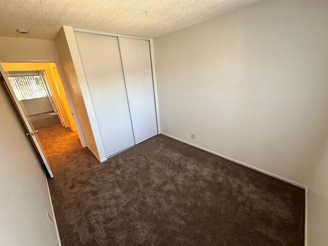 Building Photo - Spacious 3+2.5 Townhome in Woodbridge Park