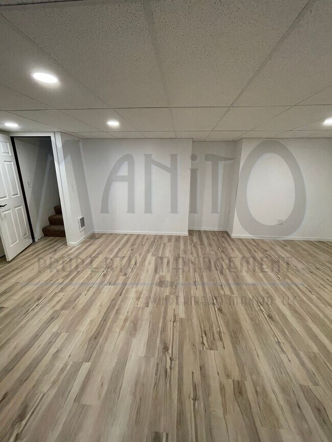 Building Photo - Large Clean Duplex