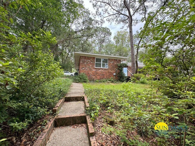 Building Photo - 7 Longwood Dr