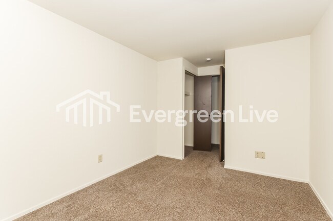 Building Photo - 5676 Troy Villa Blvd