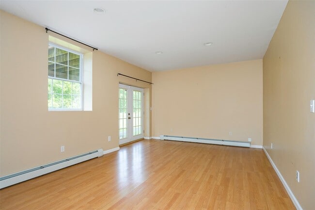 Building Photo - 37 Pine Ln