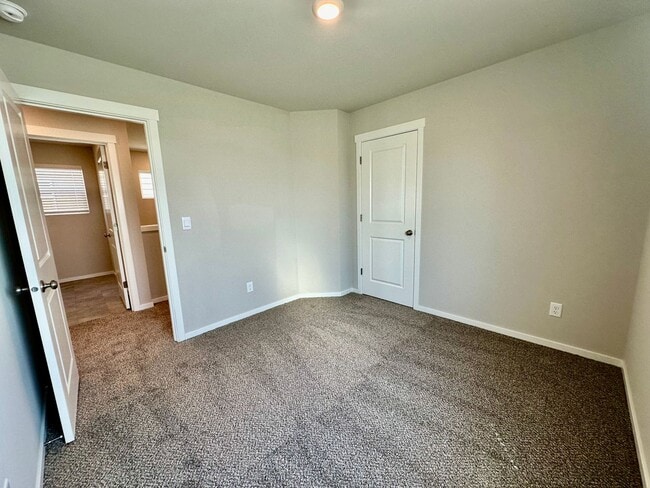 Building Photo - 4 Bedroom Home with Attached 2 Car Garage!