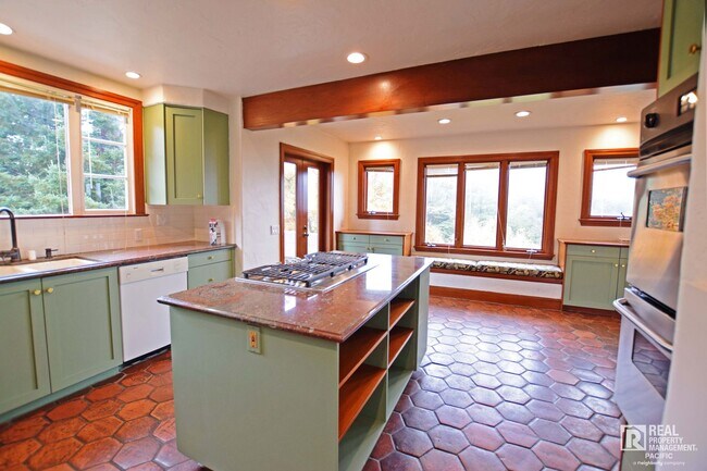 Building Photo - Timeless 4 Bedroom in West Montclair