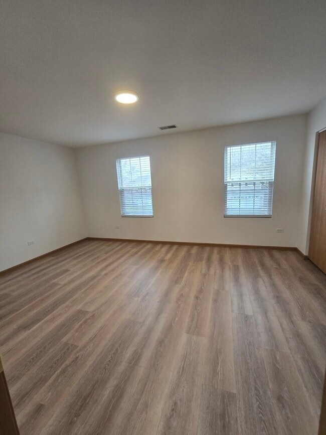 Building Photo - 4135 Oak Tree Ln