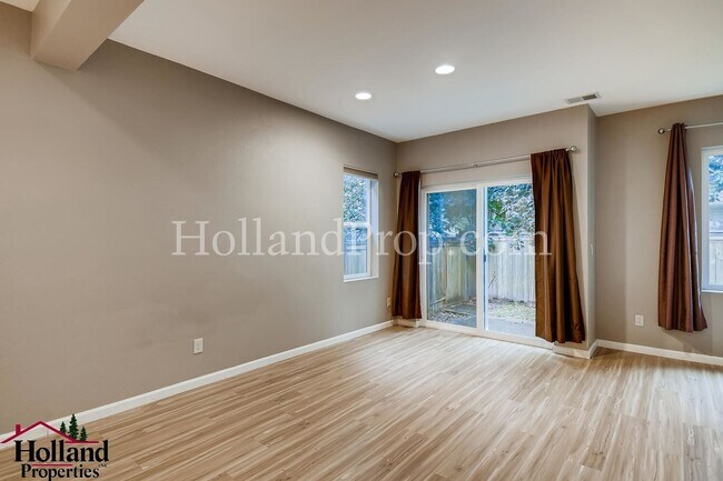 Building Photo - Stunning 3 Bedroom 2.5 Bathroom Home with ...