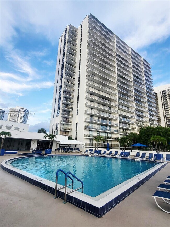 Building Photo - 3701 N Country Club Dr