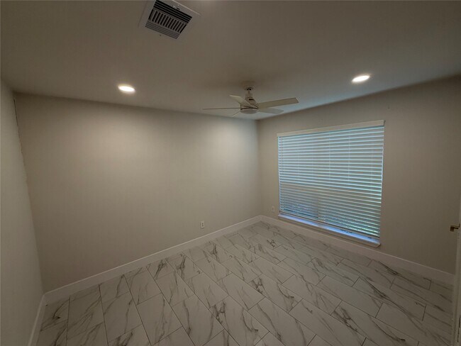 Building Photo - 2218 Round Lake Dr