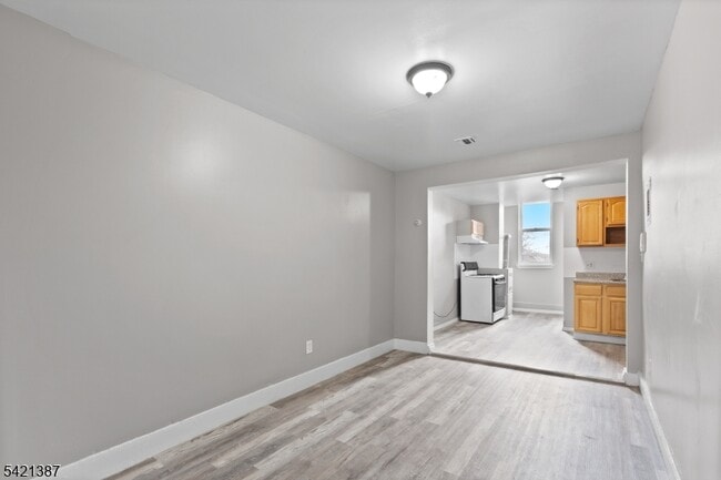 Building Photo - 23 Monroe St