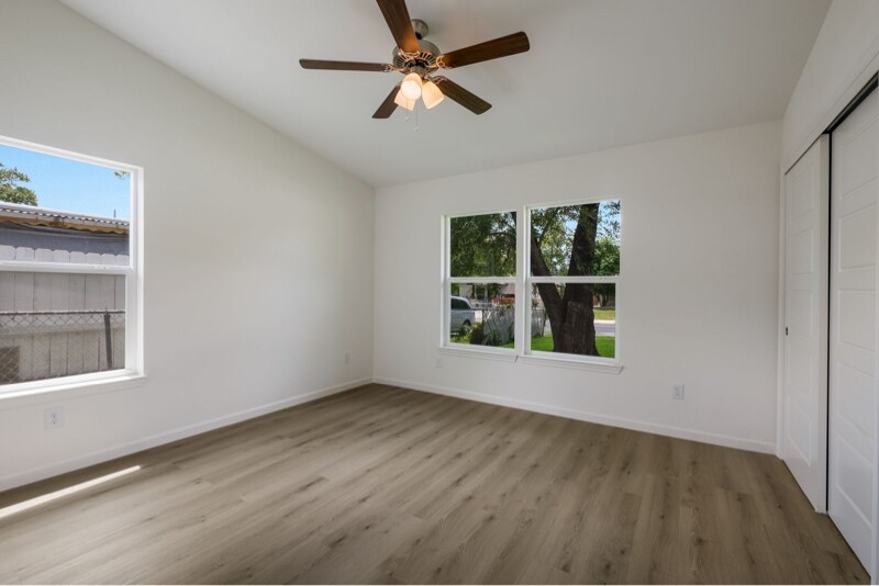 Building Photo - 523 Gilbert Ln