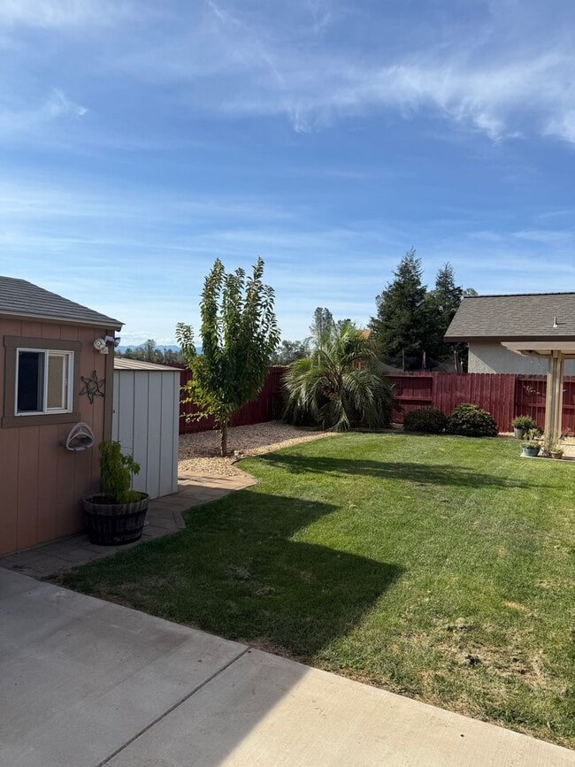 Building Photo - 3-bedroom, 2-bathroom home located in the ...