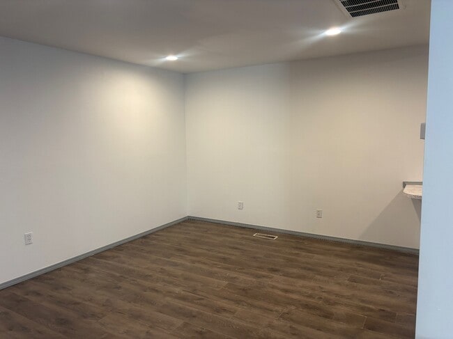 Building Photo - 1325 Circle Dr