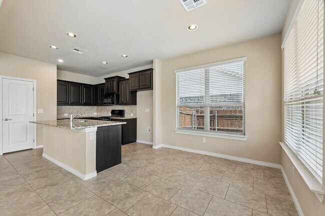 Building Photo - 3 bedroom 2 bath near Paycom!
