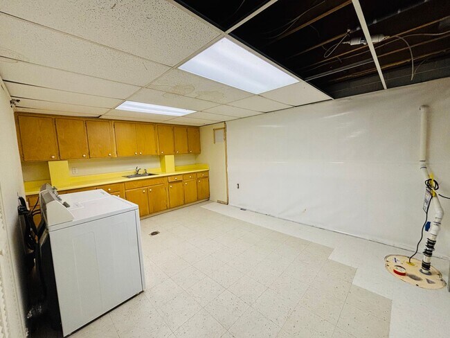 Building Photo - 4 Bedroom, 2.5 Bath Townhouse
