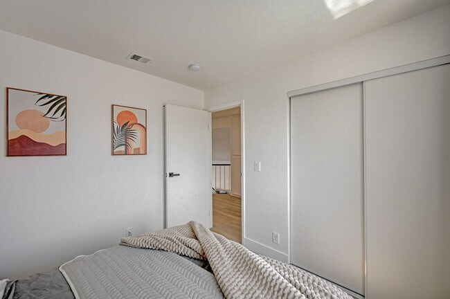 Building Photo - Furnished 4 bedroom home in the Lakes!