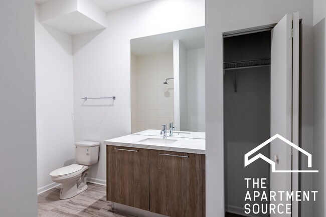 Building Photo - Spacious South Loop 2Bed/2Bath feat. Updated Kitchen & Large Patio!