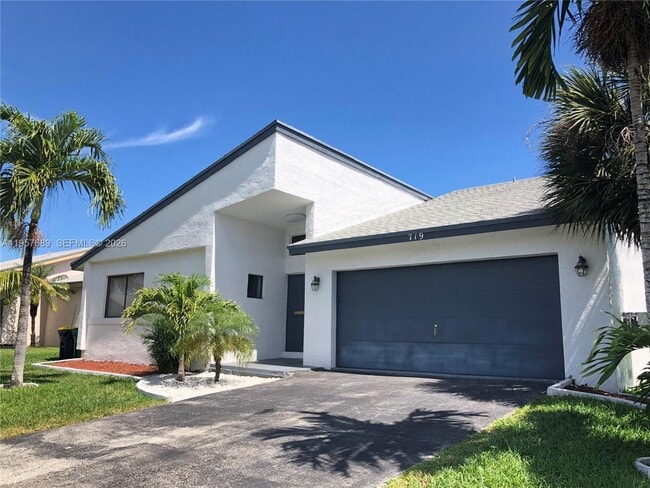 Building Photo - 719 SE 3rd Ave