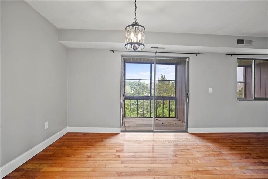 Building Photo - 196 Old River Rd