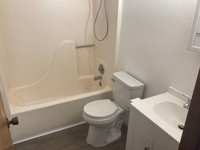 Building Photo - 2 Bedroom 1 Bathroom Apartment in heart of Osage Beach!