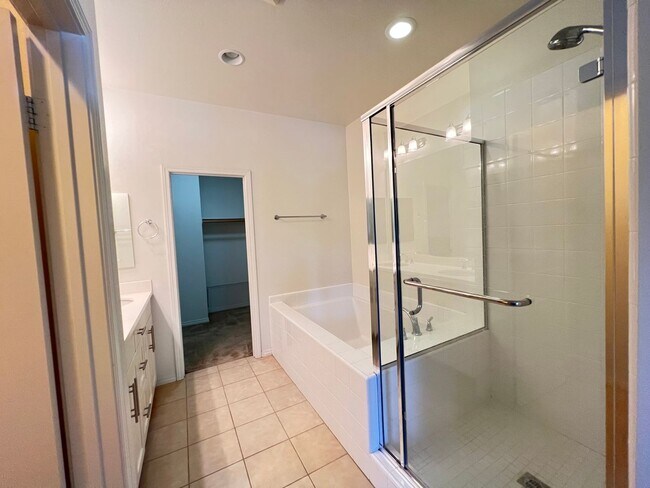Building Photo - Beautiful 3 Bedroom 2.5 Bathroom Townhome ...