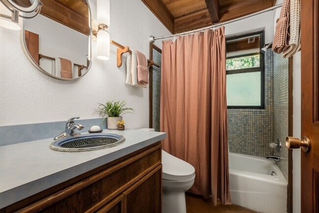 Building Photo - Lovely Deer Creek Frontage 3 Bedroom 2 Bathroom home