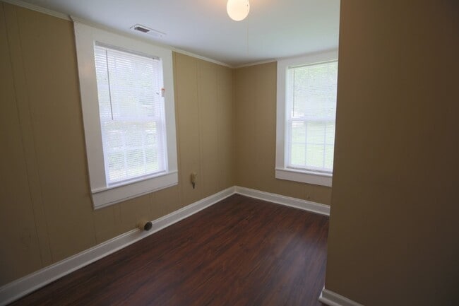 Building Photo - Charming 2-Bedroom Home in an Excellent Location – Priced to Move!