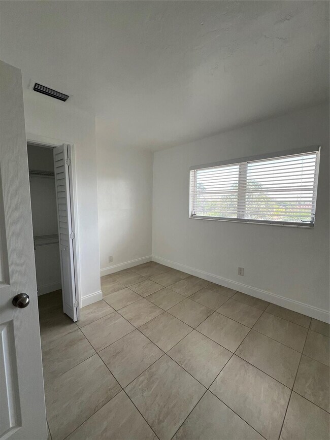 Building Photo - 2550 NE 51st St