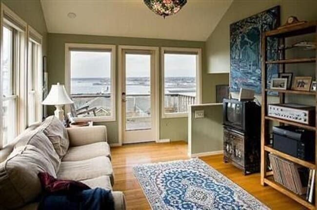 Building Photo - September Pre-lease - 6Bd/3Ba