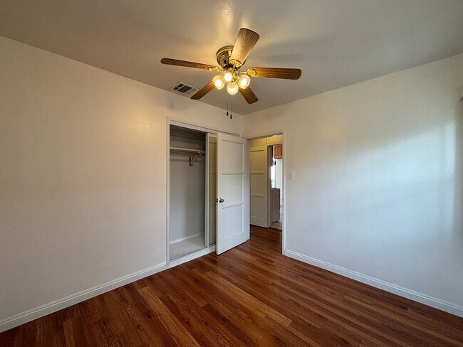 Building Photo - Glenoaks, 625-633 1/2