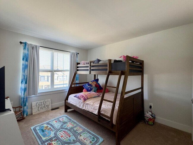 Building Photo - Charming 4 Bedroom/3.5 Bathroom in New WIn...