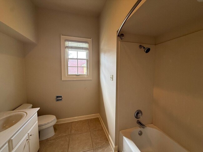 Building Photo - 200 Ridgeway Dr